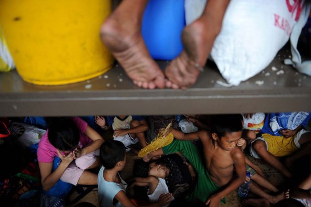 Vítimas de incêndio em abrigo improvisado em um centro esportivo de Manila, nas Filipinas<br>   
