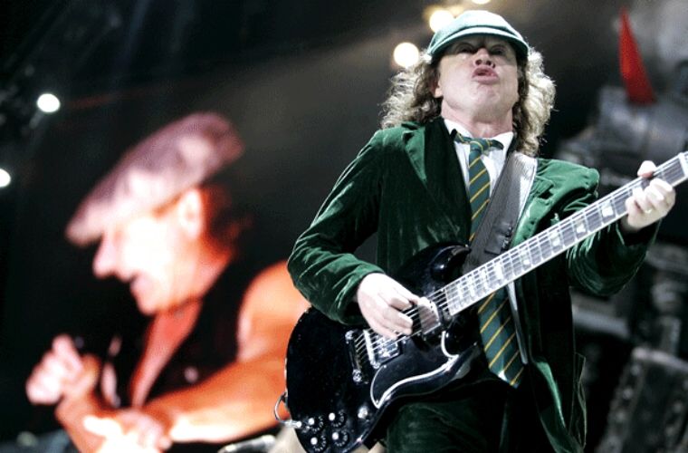 O guitarrista Angus Young e, ao fundo, o vocalista Brian Johnson no show do AC/DC em 27 de novembro de 2009 no Morumbi, em São Paulo.