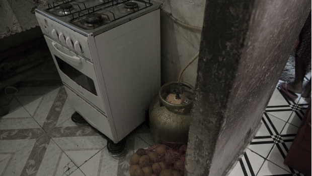 Na cozinha, o único item que escapou da água foi o botijão de gás. Com medo de explosão, Elizabeth colocou o gás sobre o fogão