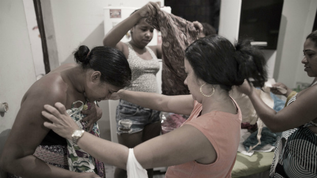 Elizabeth e outras moradoras de Acari dividem as roupas doadas