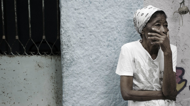Maria da Penha, 82 anos, rezou enquanto a água invadia as casas da favela