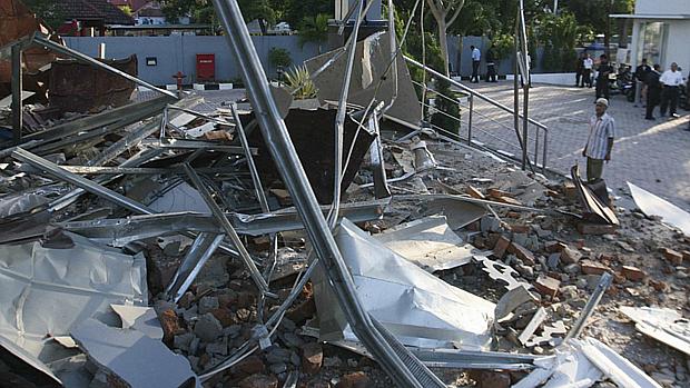 Cenário de destruição na província de Aceh, um dos locais mais afetados pelos tremores