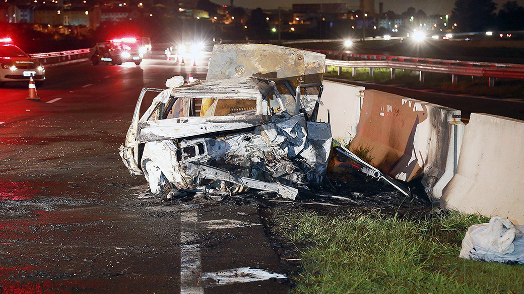 Dois carros colidiram na rodovia Ayrton Senna, em São Paulo, e deixou dois mortos e três feridos