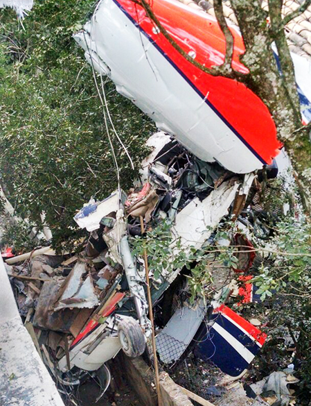 Destroços do helicóptero são vistos sobre um imóvel na Grande São Paulo