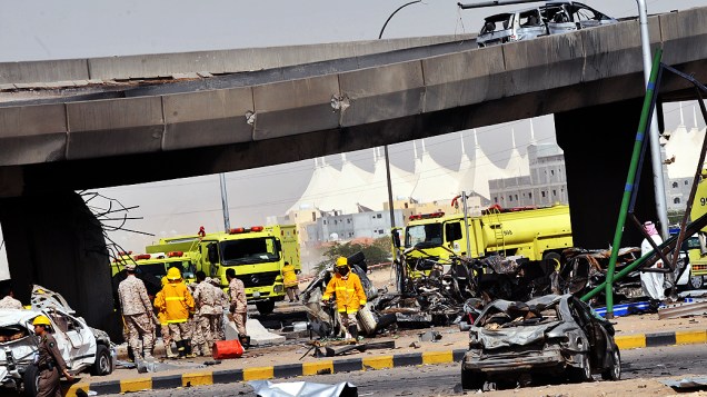 Equipes de resgates trabalham em um acidente entre vários carros e um caminhão-tanque em Riad, capital da Arábia Saudita. Pelo menos dez pessoas morreram e mais de 50 ficaram feridas nesta quinta-feira