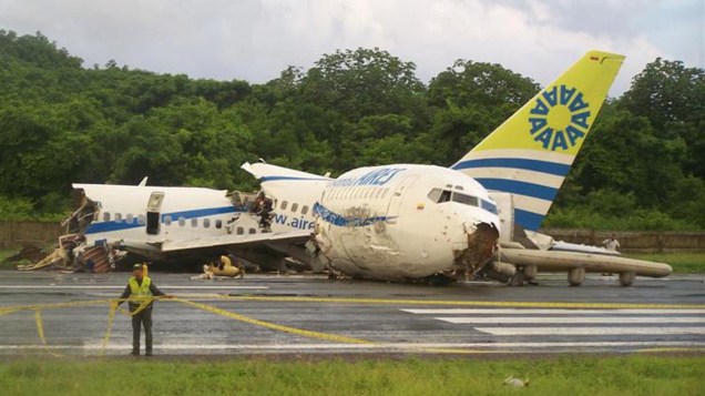 No aeroporto da ilha de San Andrés, na Colômbia, uma aeronave foi atingida por um raio quando pousava e se partiu em três pedaços. Apenas uma pessoa morreu e 120 se feriram