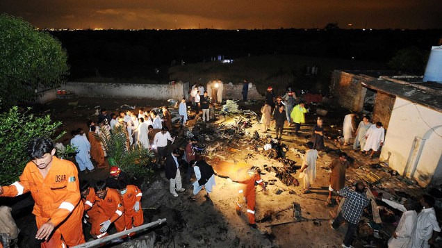 Um avião comercial de passageiros com pelo menos 126 pessoas a bordo caiu perto do aeroporto internacional Benazir, próximo a Islamabad, capital do Paquistão
