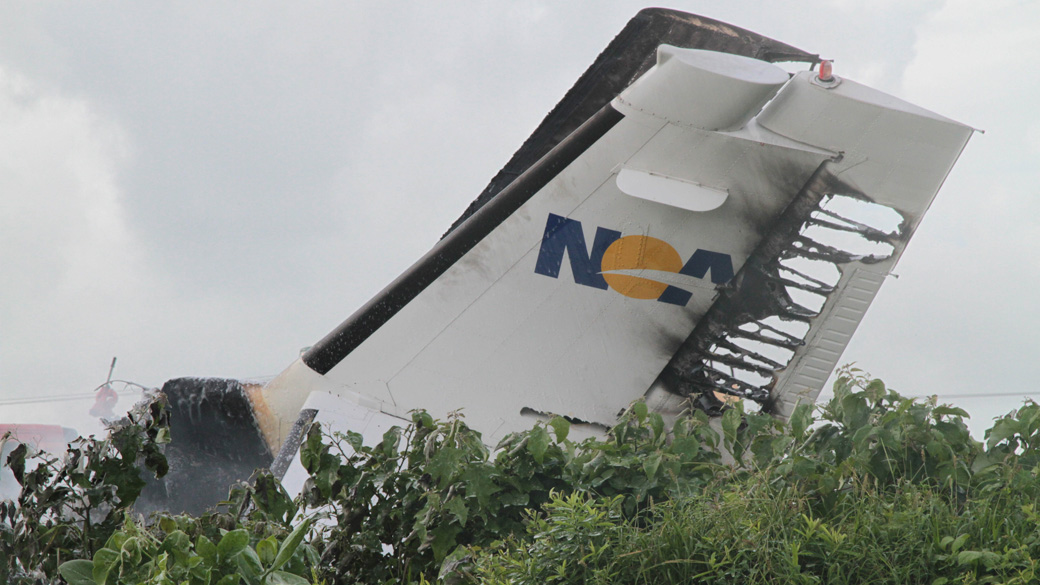 Destroços de um avião de pequeno porte que caiu próximo da avenida Boa Viagem, em Recife