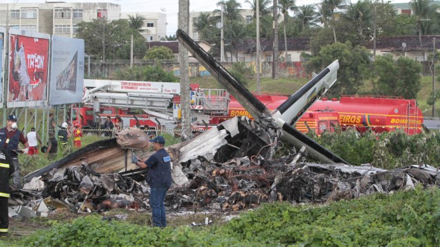Destroços do bimotor que caiu em um terreno baldio entre os bairros de Piedade e Boa Viagem, na região metropolitana do Recife