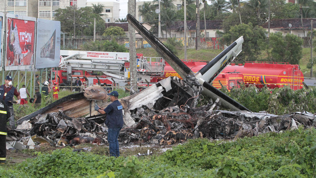 Acidente com o Let 410 da Noar, no Recife, que causou dezesseis mortes, em 13 de julho. Empresa manteve caderneta com anotações diferentes de diário de bordo. Polícia Federal investiga