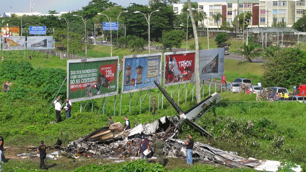 Destroços do avião que caiu em terreno em Boa Viagem, na região metropolitana do Recife