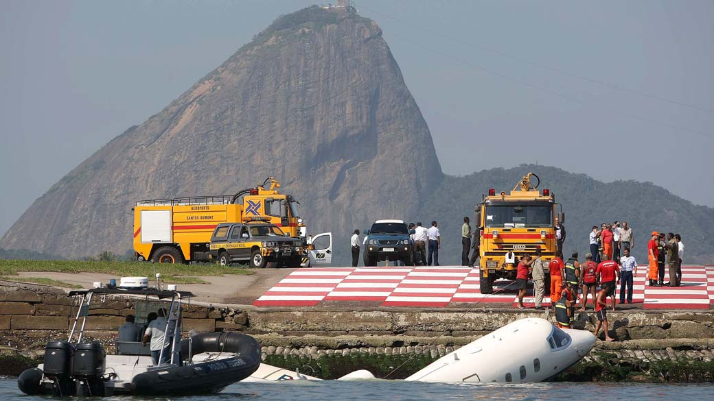 No Aeroporto Santos Dumont, no Rio de Janeiro, um avião caiu na Baía de Guanabara. Havia três pessoas a bordo, que foram resgatadas com vida e sem ferimentos graves. Segundo a Infraero, um pneu da aeronave estourou no momento da aterrissagem