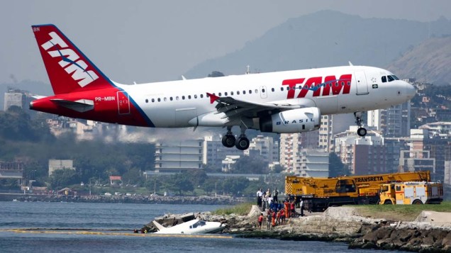 No Aeroporto Santos Dumont, no Rio de Janeiro, um avião caiu na Baía de Guanabara.  Havia três pessoas a bordo, que foram resgatadas com vida e sem ferimentos graves. Segundo a Infraero, um pneu da aeronave estourou no momento da aterrissagem