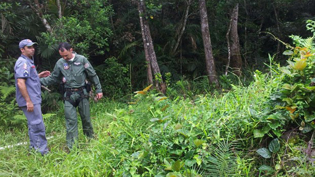 Policiais no local da queda de helicóptero em Bertioga, no litoral de São Paulo