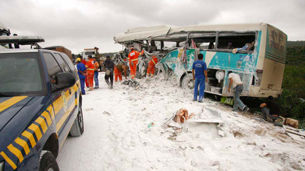 Mais de 30 pessoas morreram no acidente que envolveu uma carreta e um ônibus, na cidade de Milagres, a 241 km de Salvador - 03/12/2011