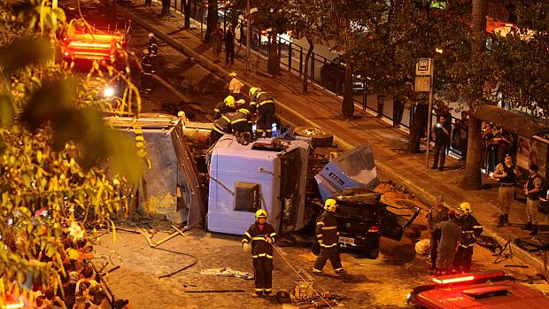 Acidente de trânsito envolvendo uma carreta e diversos carros na avenida Nossa Senhora do Carmo com avenida Uruguai, no bairro Carmo, na região centro-sul de BH