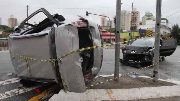 Colisão entre dois veículos no cruzamento da Avenida Abraão de Morais com a Avenida Bosque da Saúde, na zona sul de São Paulo