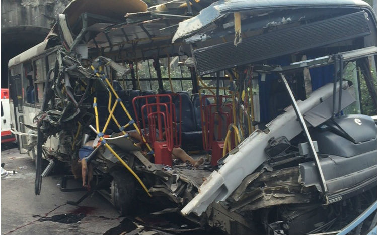 A batida de um ônibus contra um muro na Linha Amarela deixou seis mortos no Rio