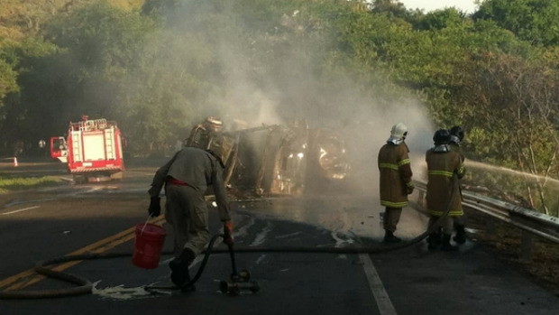 Bombeiros tentam controlar incêndio após colisão entre caminhão-tanque e micro-ônibus