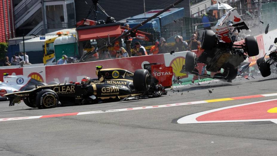 O piloto francês da Lotus Romain Grosjean se envolve em acidente com a Ferrari de Fernando Alonso e a Mercedes de Lewis Hamilton no GP da Bélgica