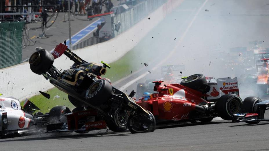 O piloto francês da Lotus Romain Grosjean se envolve em acidente com a Ferrari de Fernando Alonso e a Mercedes de Lewis Hamilton no GP da Bélgica