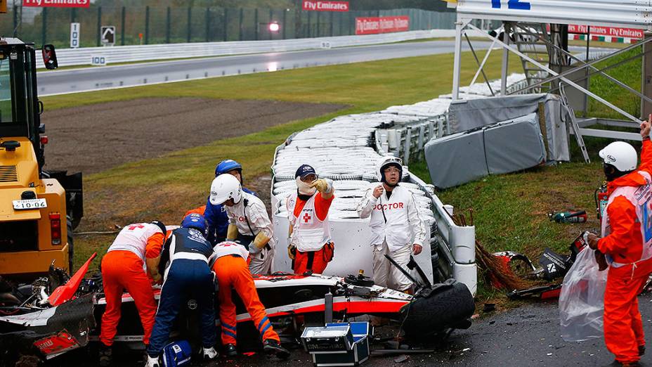O francês Jules Bianchi, da Marussia, sofreu um grave acidente a nove voltas do fim do GP do Japão de Fórmula 1, vencido por Lewis Hamilton (Mercedes), debaixo de forte chuva