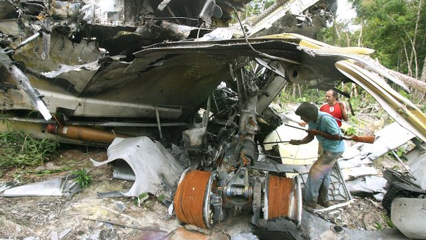 Destroços do avião da Gol, que caiu na selva depois de se chocar com o jato Legacy