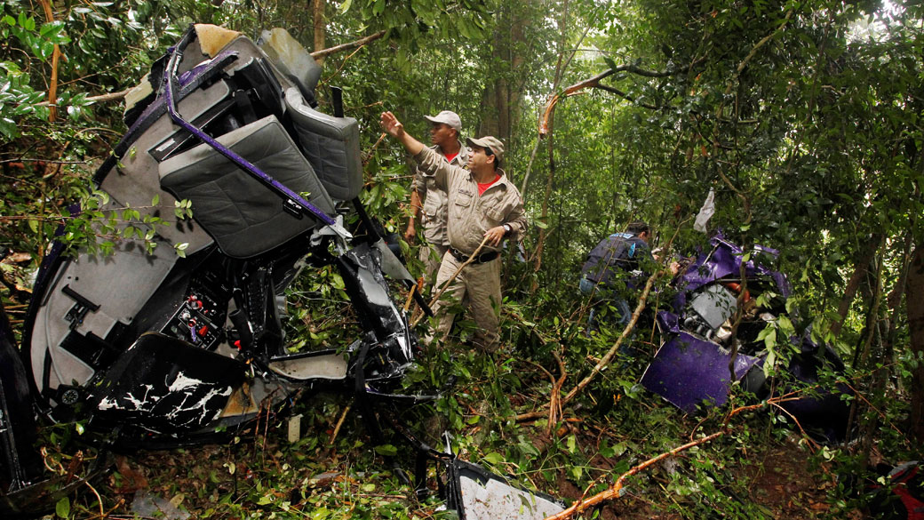 Bombeiros recolhem destroços do helicóptero onde estavam o piloto Erick Ramiro Freitas e o fotógrafo Adamastor Sobrosa Filho, conhecido como Thor. A aeronave caiu após decolar do aeroporto Santos Dumont, no Rio de Janeiro - 11/09/2011