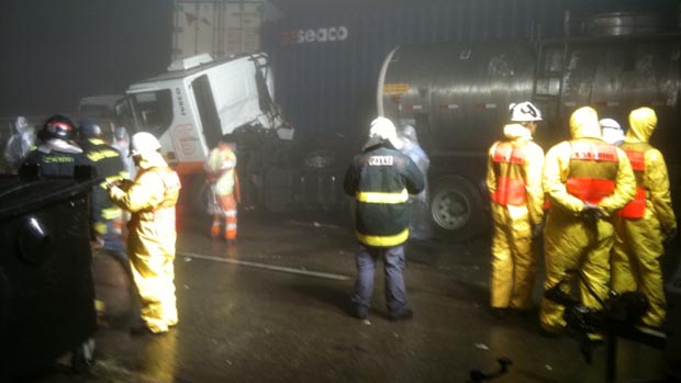 Equipe de resgate tenta retirar corpo das ferragens no acidente da Rodovia Imigrantes