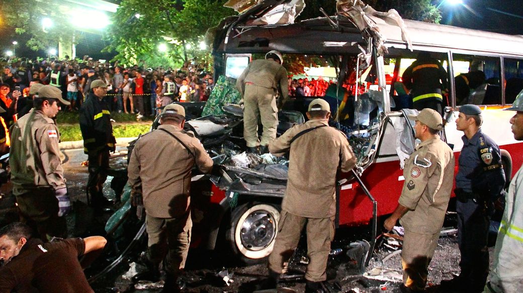 Desastre em Manaus: a batida entre o caminhão e o micro-ônibus matou 14