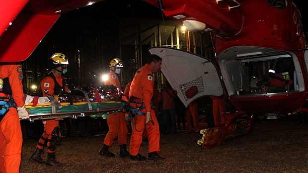 Bombeiros resgatam o quinto operário ferido em acidente nas obras do Estádio Mané Garrincha, em Brasília