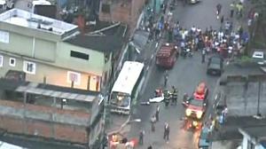 Micro-ônibus atropela pessoas em ponto de ônibus na capital