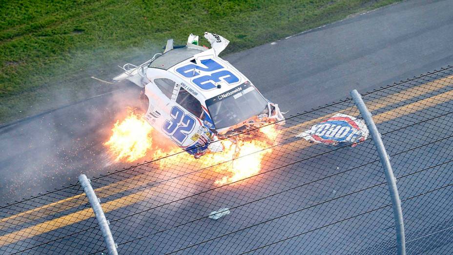 Acidente com vários carros na Nascar, em Daytona Beach