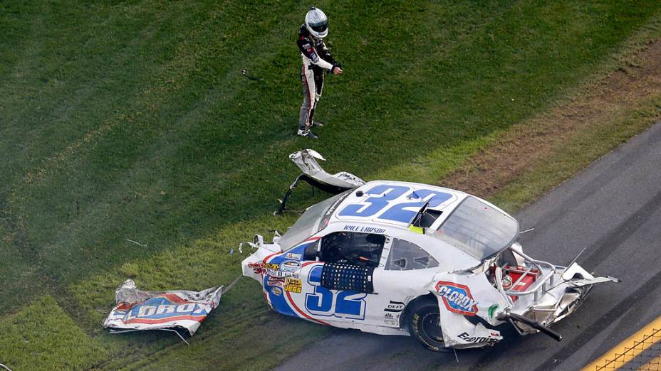 Acidente com vários carros na Nascar, em Daytona Beach