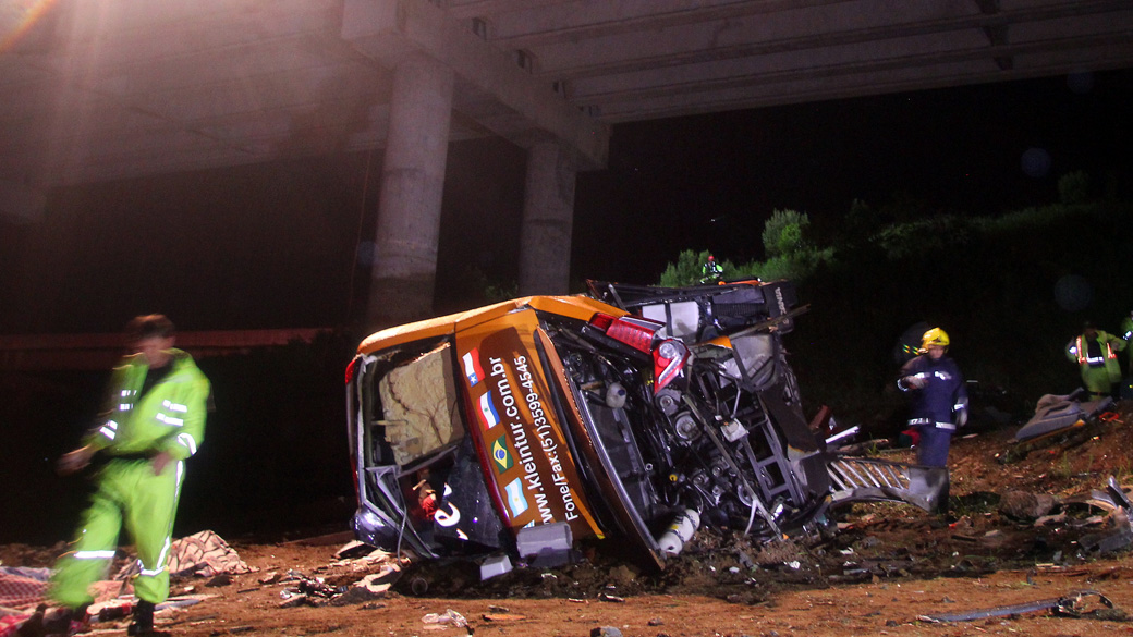 Ônibus de turismo cai de ponte na BR-376 e deixa seis mortos, no Paraná - 17/12/2013
