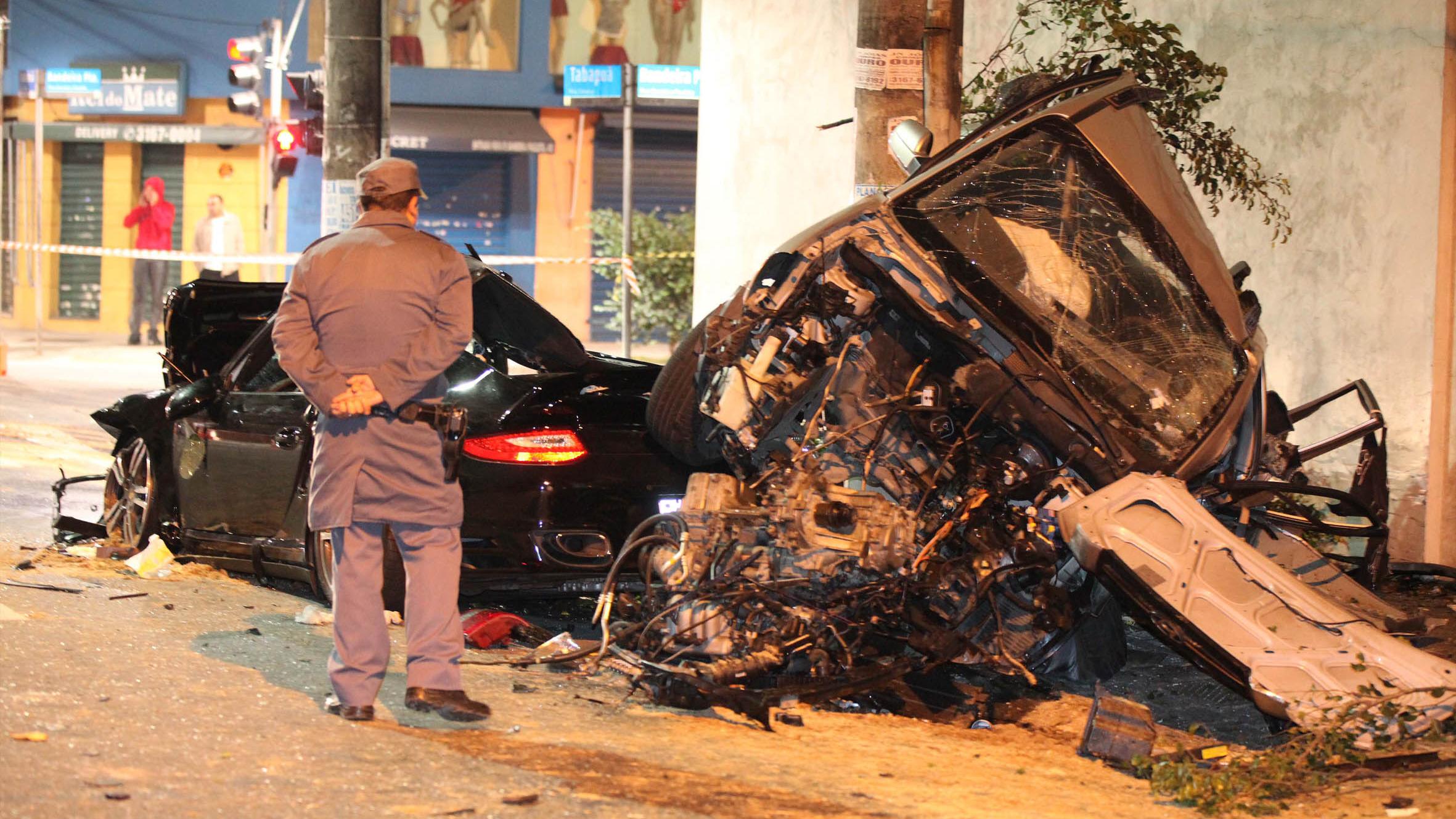 Segundo testemunhas, engenheiro de 36 anos que dirigia Porsche estava a 150 quilômetros por hora e dirigia embriagado