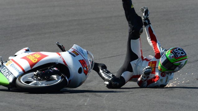  O italiano Niccolo Antonelli cai durante o MotoGP do Japão