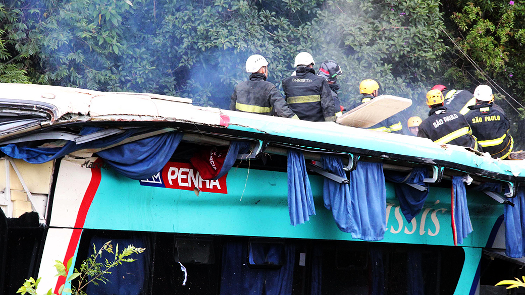 Bombeiros fazem resgate de vítimas após acidente com ônibus da Viação Penha na Rodovia Regis Bittencourt, à altura de São Lourenço da Serra (SP) neste domingo