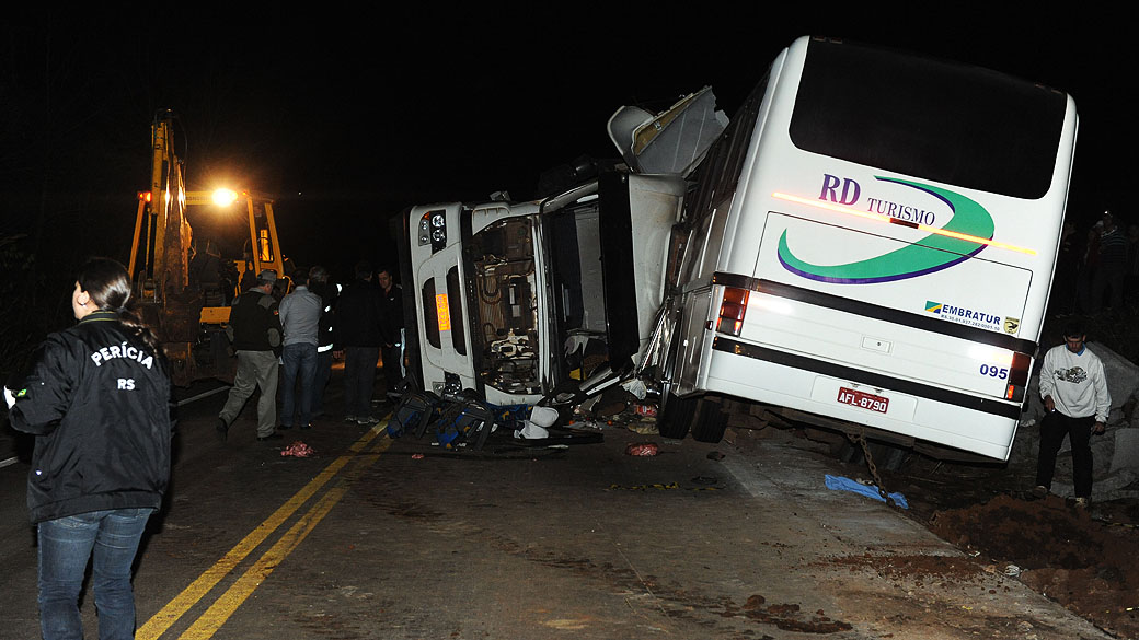 Cena do acidente envolvendo ônibus e caminhão em Sarandi (RS). Seis pessoas morreram