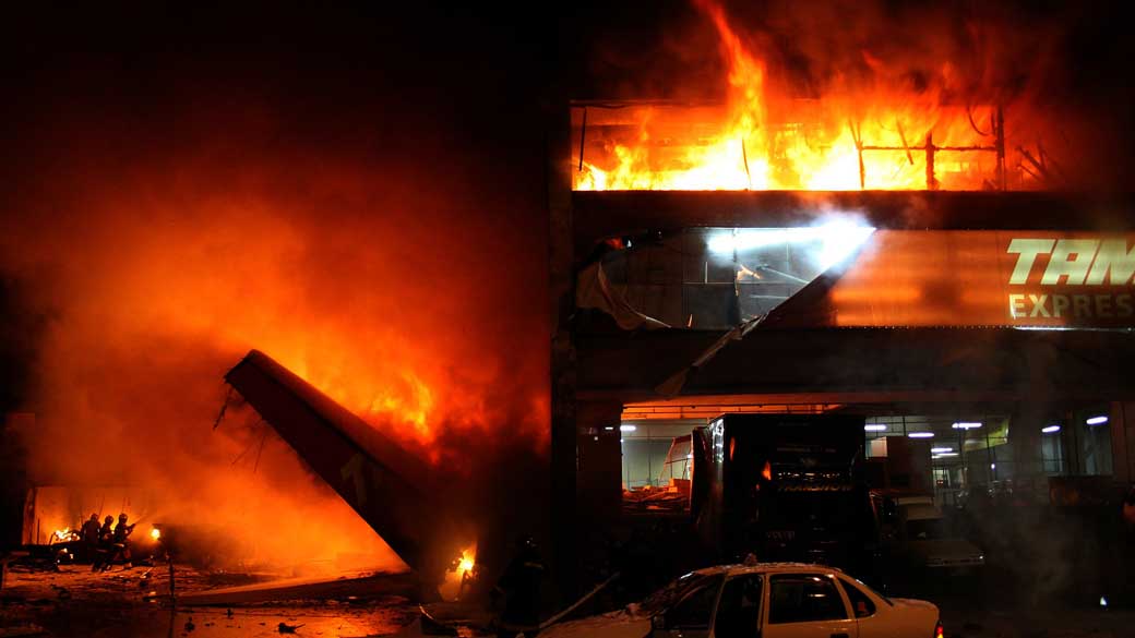 Trabalho dos bombeiros no local do acidente, horas após a tragédia que matou 199 pessoas