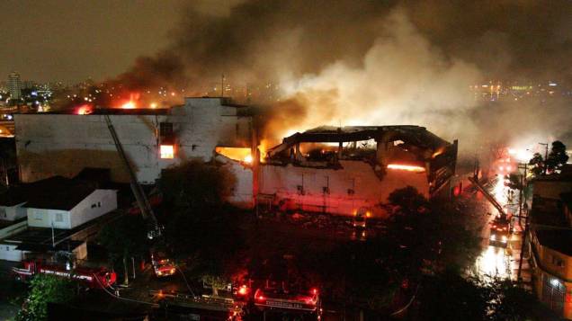 Terminal de carga da TAM em chamas após acidente com Airbus da companhia perto do Aeroporto de Congonhas, em São Paulo