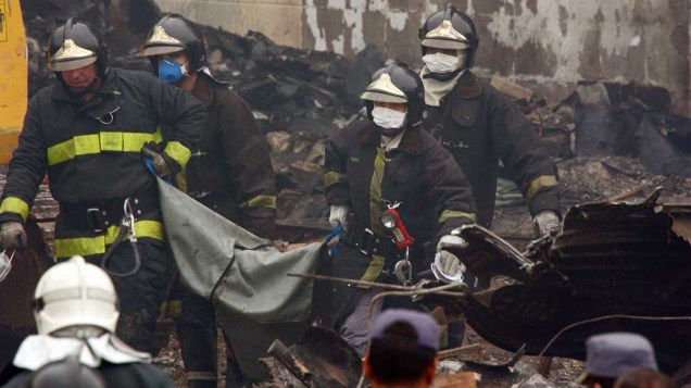 Bombeiros trabalham no resgate de vítimas do acidente com o avião Airbus A-320, da TAM, que se chocou contra um prédio da empresa