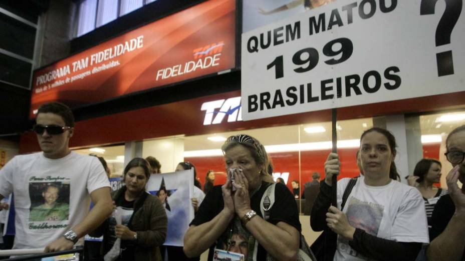 Parentes e amigos se emocionam durante ato em homenagem as vítimas do voo 3054 da TAM, realizado no saguão do aeroporto de Congonhas, em 2008