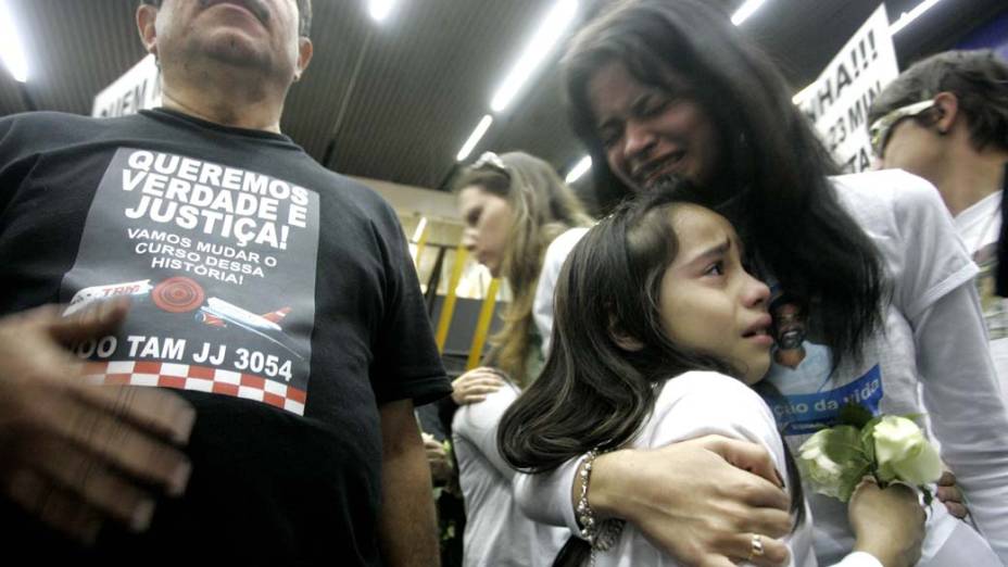 Parentes e amigos se emocionam durante ato em homenagem as vítimas do voo 3054 da TAM, realizado no saguão do aeroporto de Congonhas, em 2008
