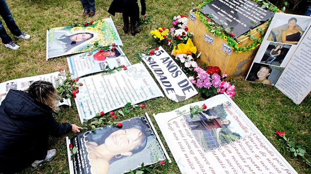 Em Porto Alegre, amigos e familiares homenageiam as vítimas do acidente da Tam