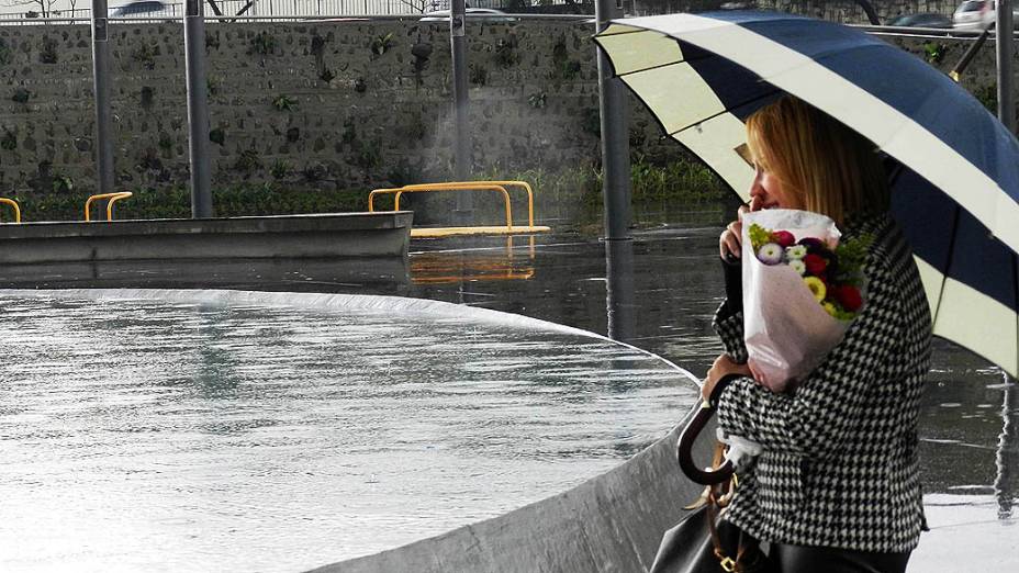 Malu Gualberto, esposa do Gerente da TAM Express, Antonio Gualberto Filho, morto aos 56 anos, presta homenagem durante inauguração da Praça Memorial 17 de Julho no Campo Belo, São Paulo