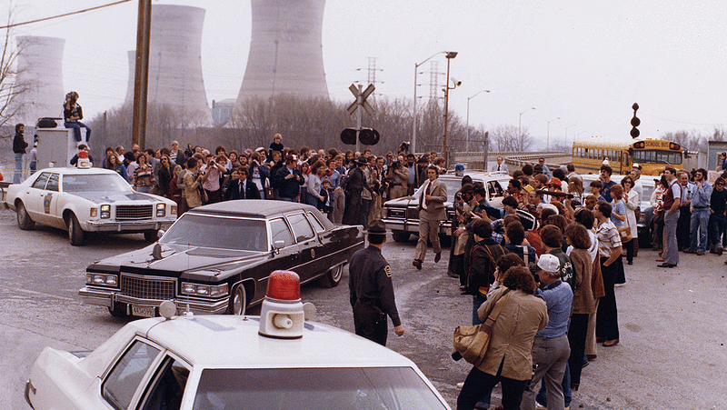 Comitiva do presidente Jimmy Carter deixa a usina de Three Mile Island depois do acidente nuclear, ocorrido em 1979; situação no Japão já é mais grave que a crise americana