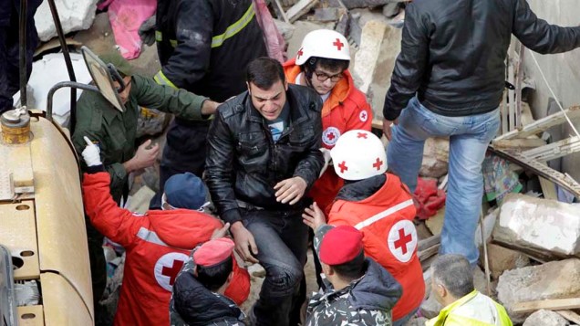 Homem é resgatado por bombeiros de desabamento de um prédio em Beirute, no Líbano