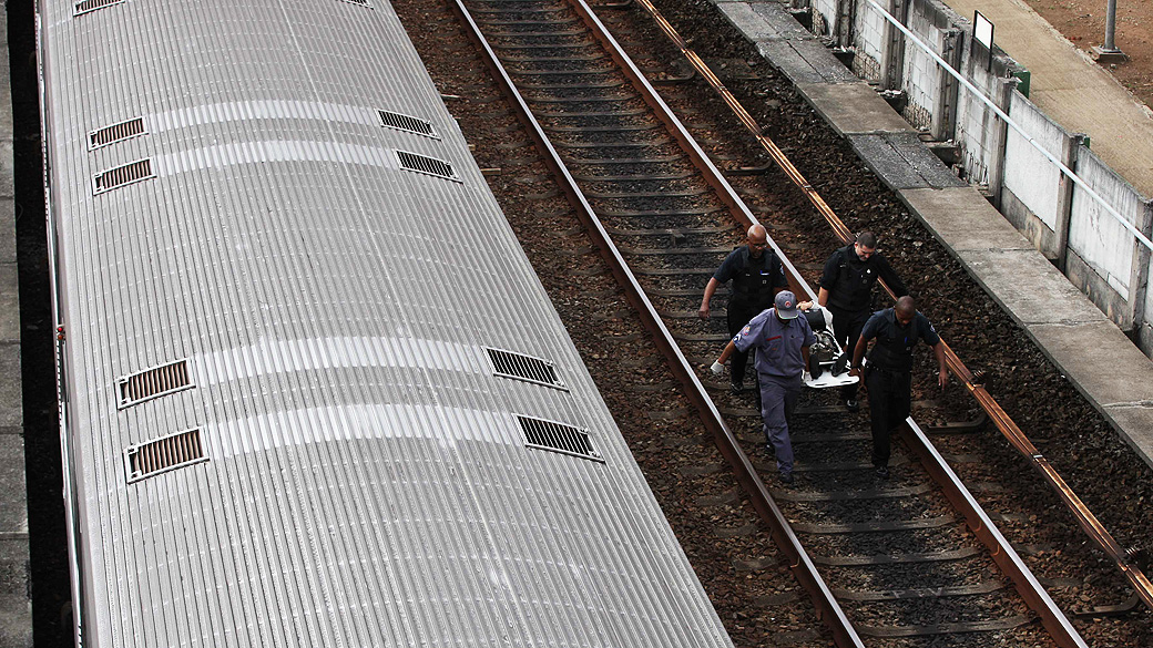 Equipes atendem passageiros que estavam em trens que bateram em SP