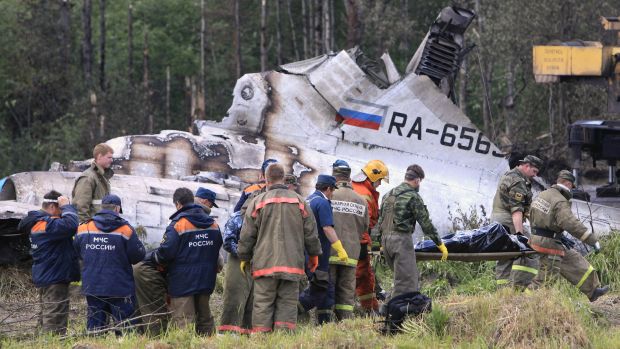 Equipes de resgate retiram um corpo dos destroços do avião Tupolev-134